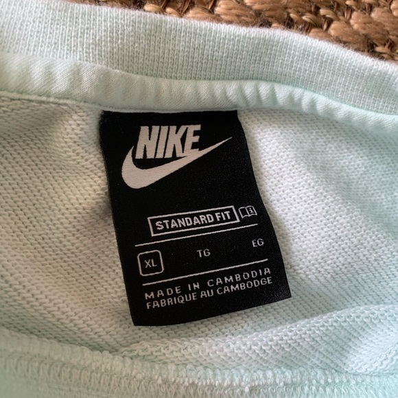 Nike Crewneck and Shorts Combo - Picture 4 of 5